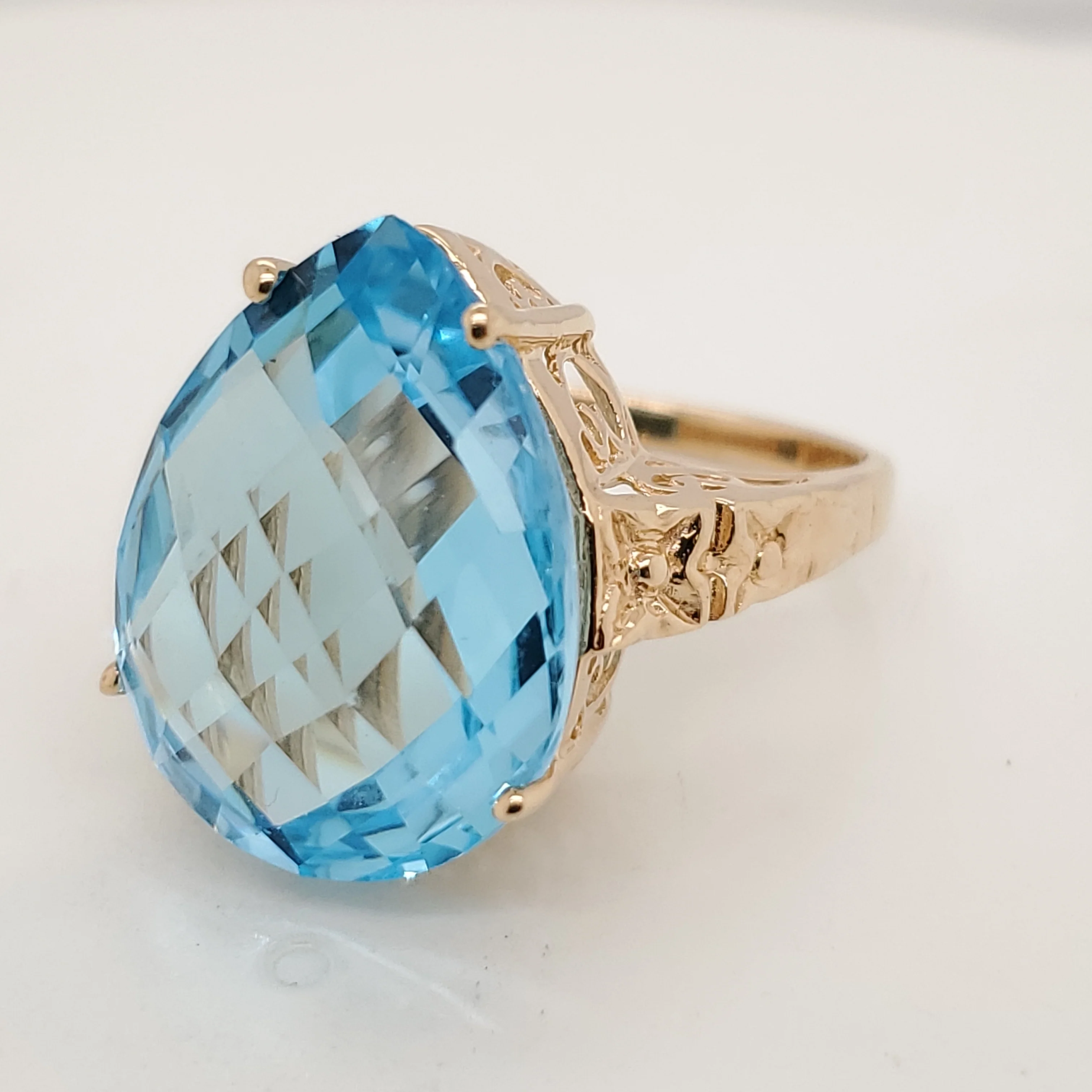 10kt Yellow Gold Swiss Blue Topaz Ring
