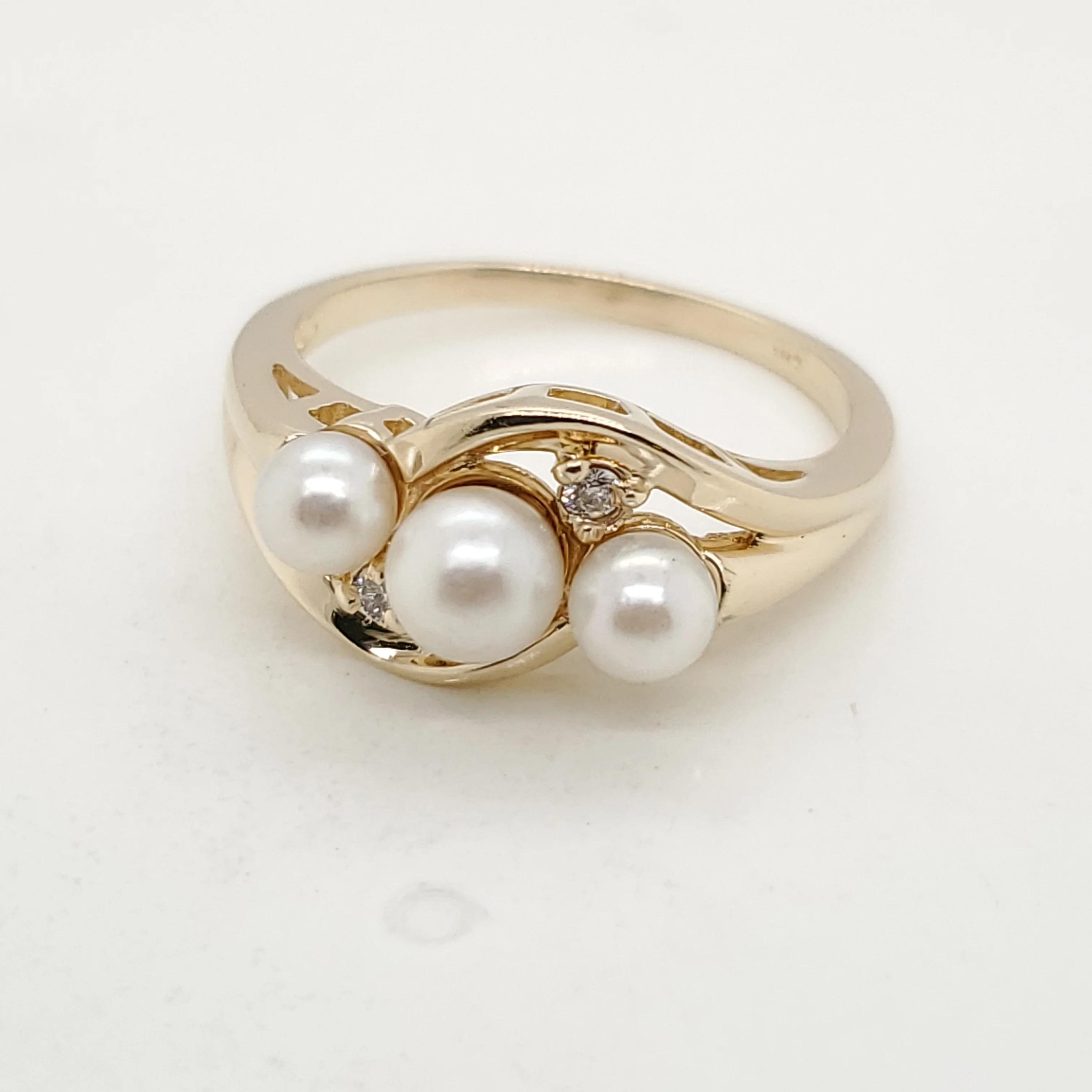 14kt Gold Pearl and Diamond Ring