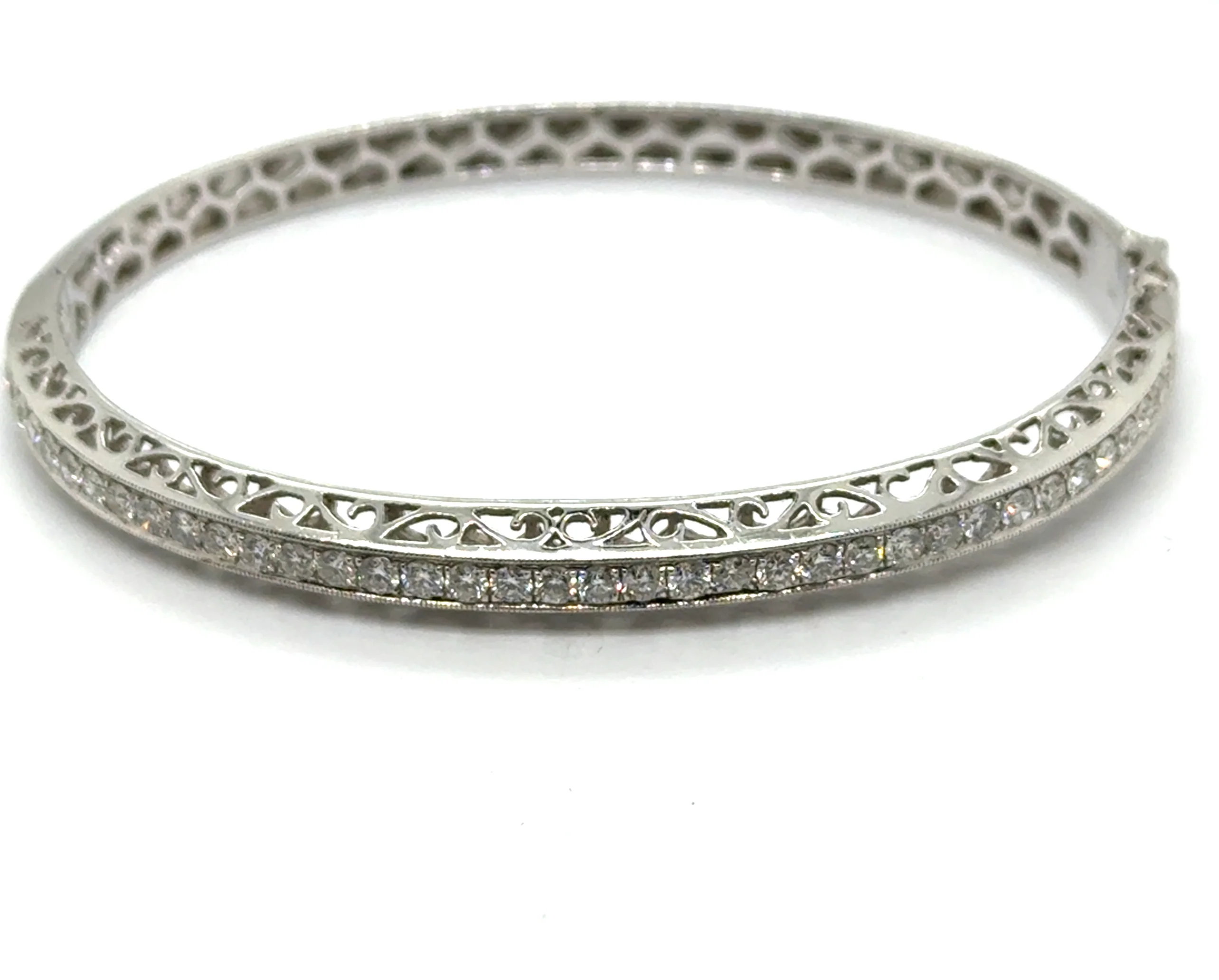 14kt white gold 1.72 ctw diamond bangle bracelet