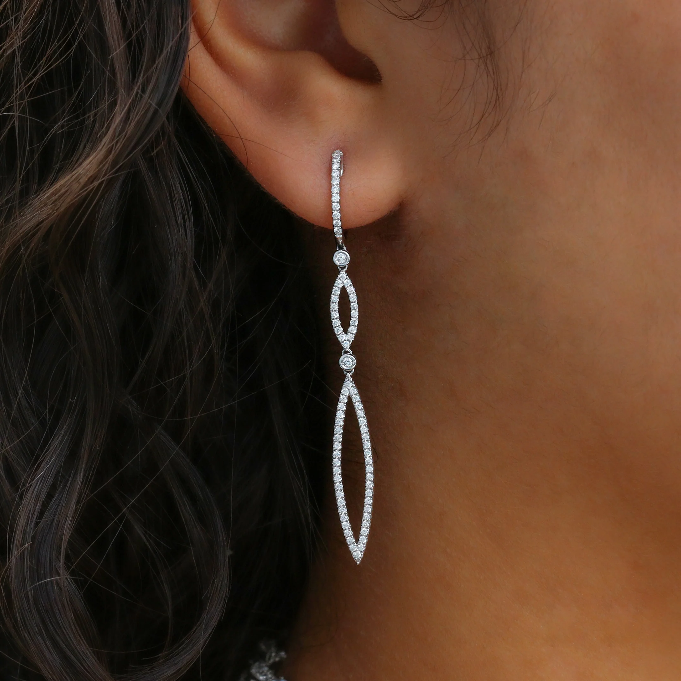 14kt White Gold Diamond Dangle Drop Earrings - Image 2