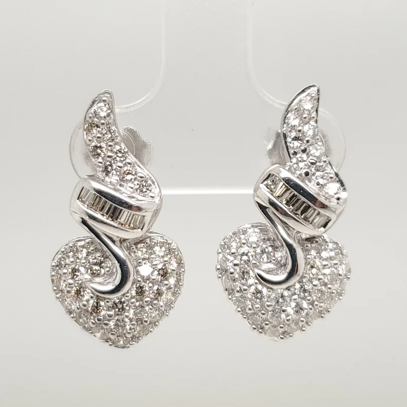 14kt White Gold Diamond Heart Stud Earrings