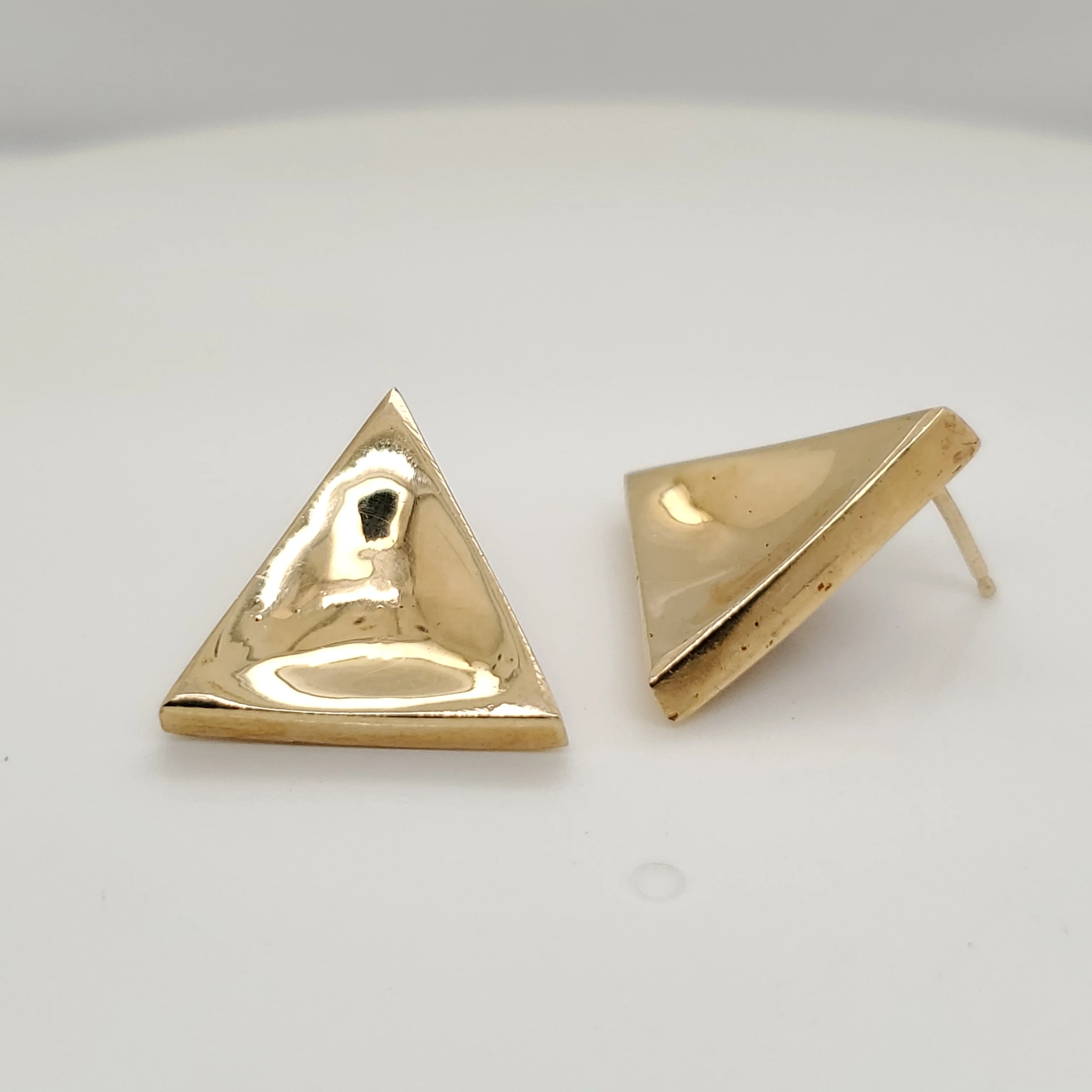 14kt Yellow gold Concave Triangle Stud Earrings