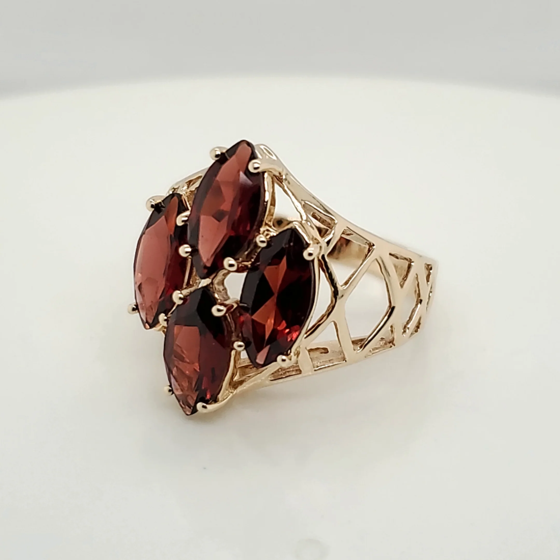 14kt Yellow Gold Garnet Ring