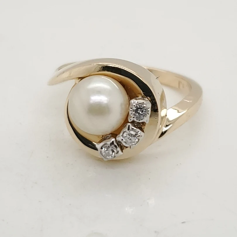 14kt Yellow Gold Pearl and Diamond Ring