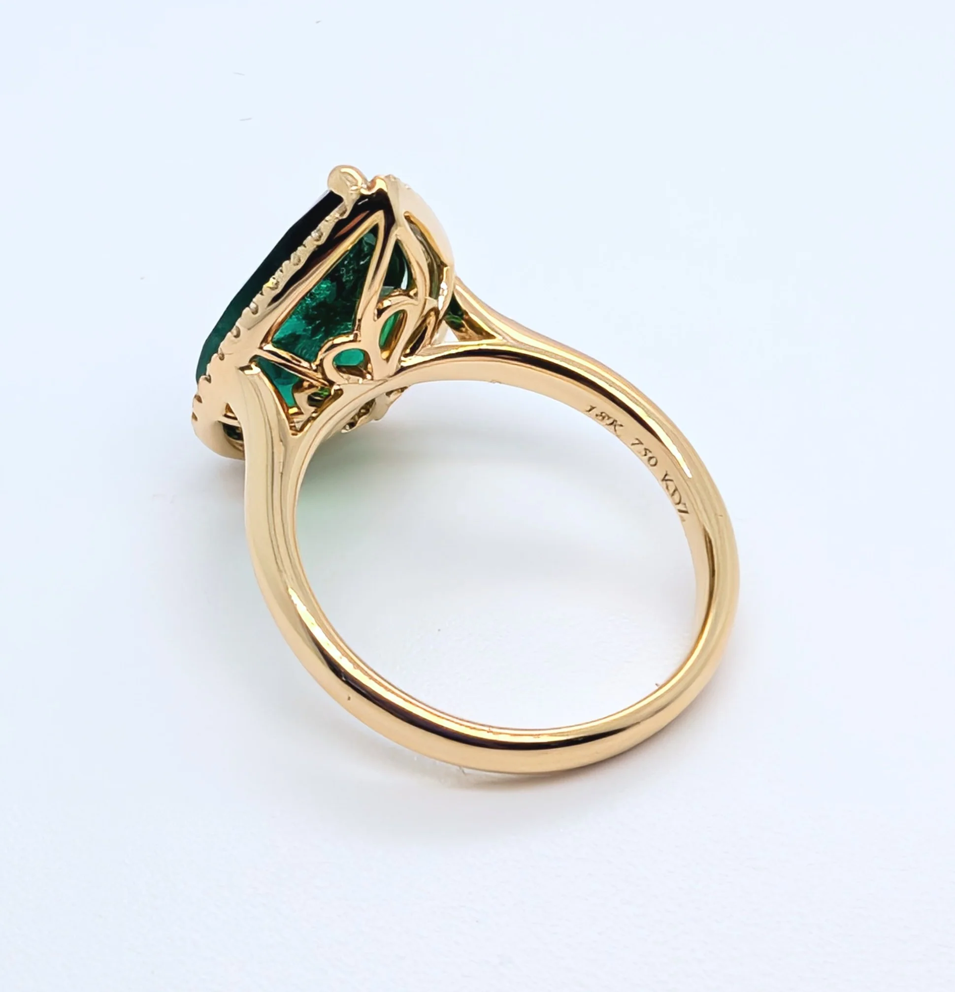 14KY 4.53ct Pear Shaped Emerald and Diamond Halo Style Ring 0.26cttw - Image 2