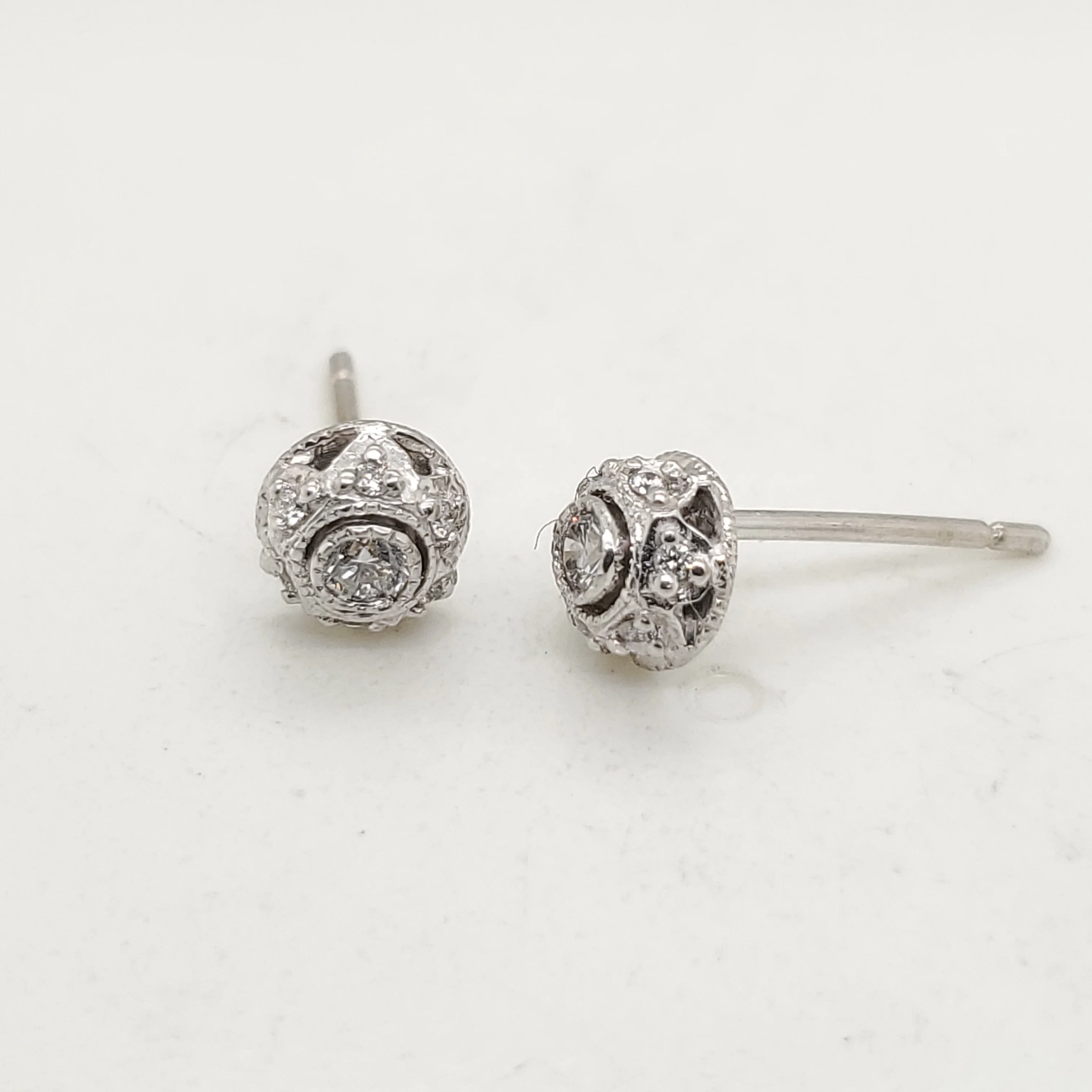 18Kt White Gold Diamond Stud Earrings