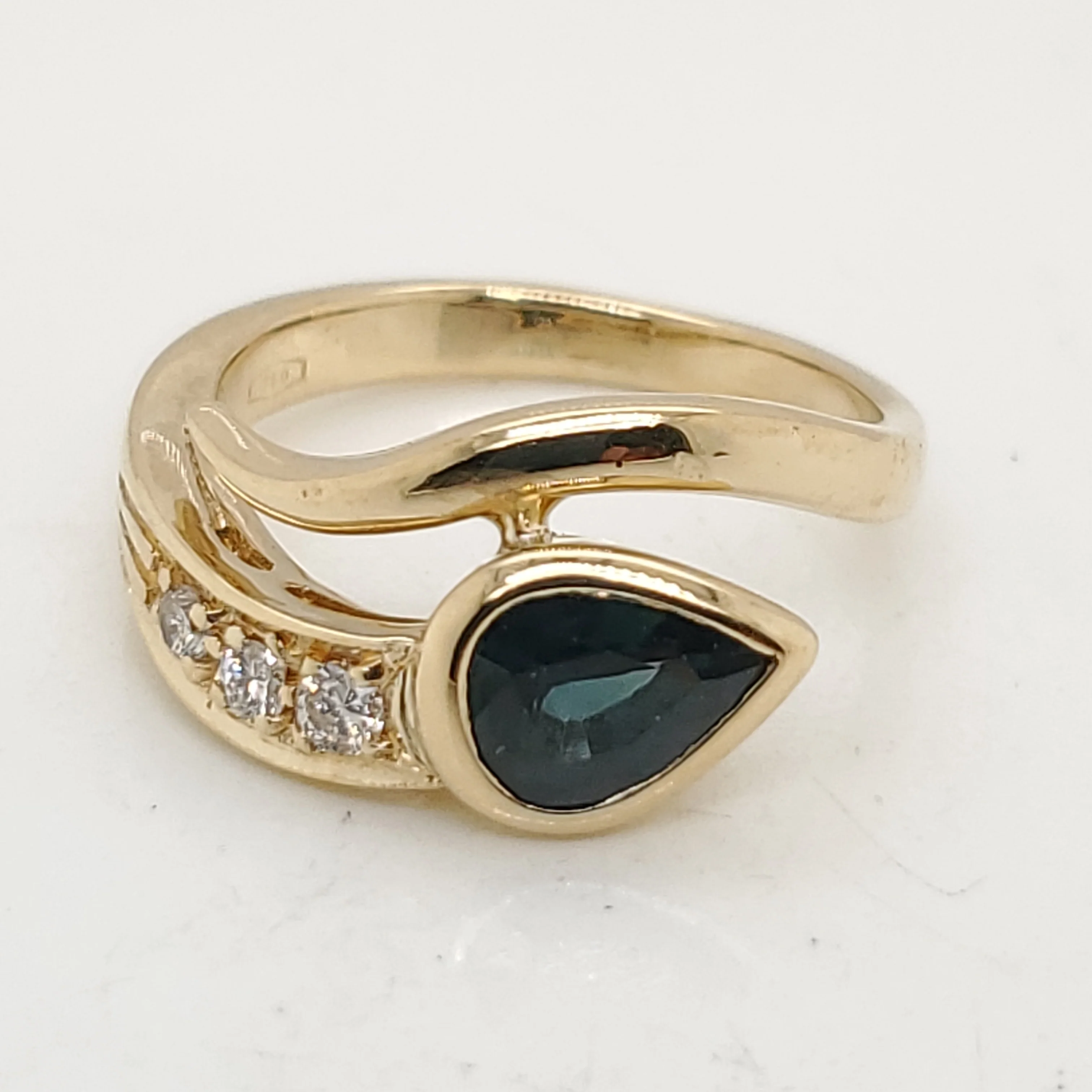 18kt Yellow Gold Snake Ring With Sapphire and Diamonds