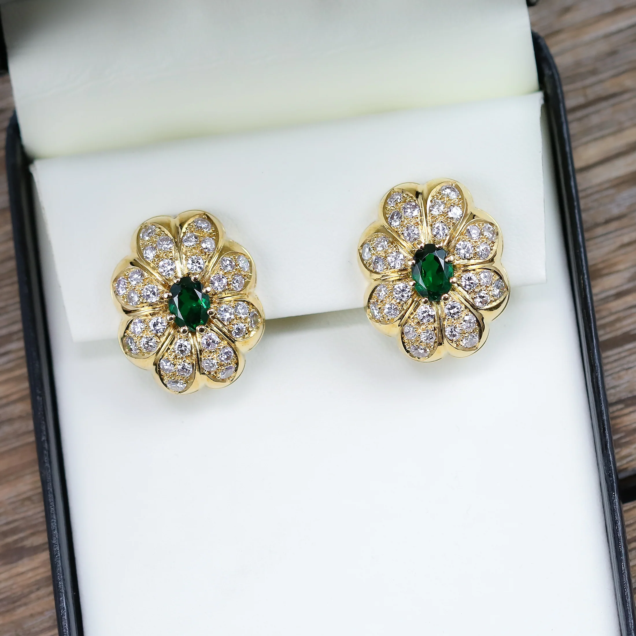18kt yellow gold Tsavorite garnet and diamond earrings - Image 2