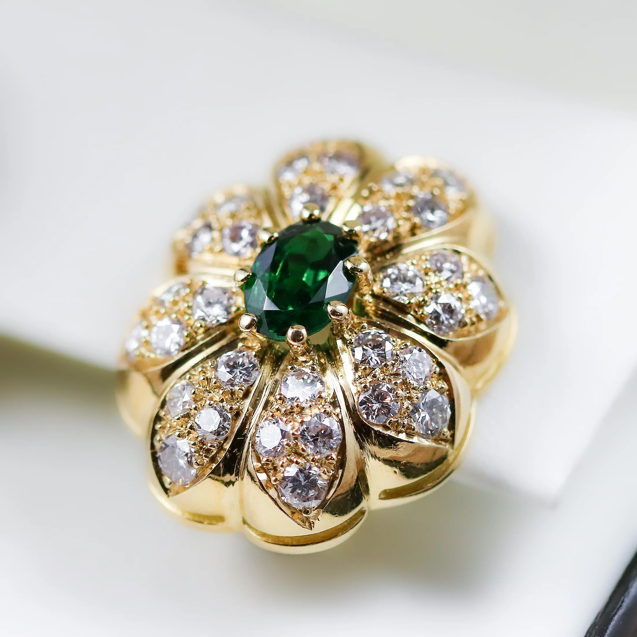 18kt yellow gold Tsavorite garnet and diamond earrings - Image 3