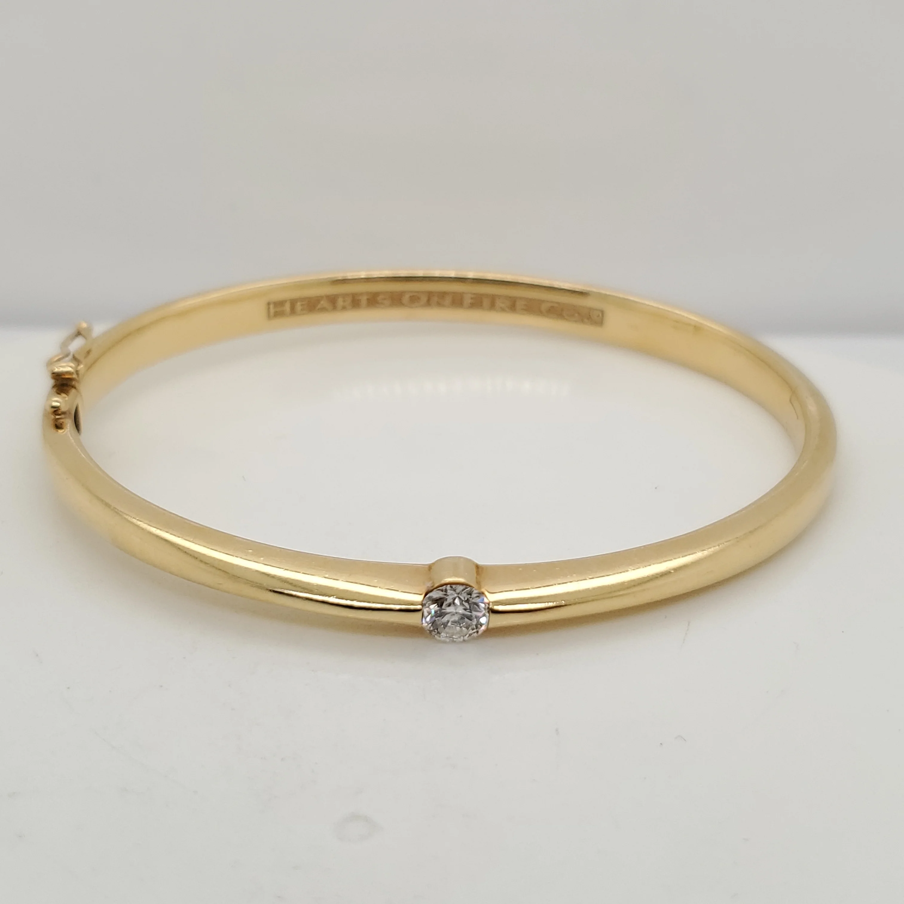 Hearts on Fire 18kt Yellow Gold Round Cut Diamond Bangle Bracelet