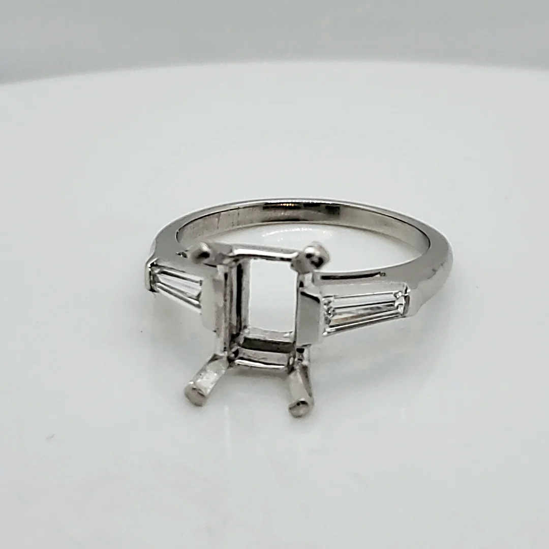 Platinum baguette diamond solitaire mounting