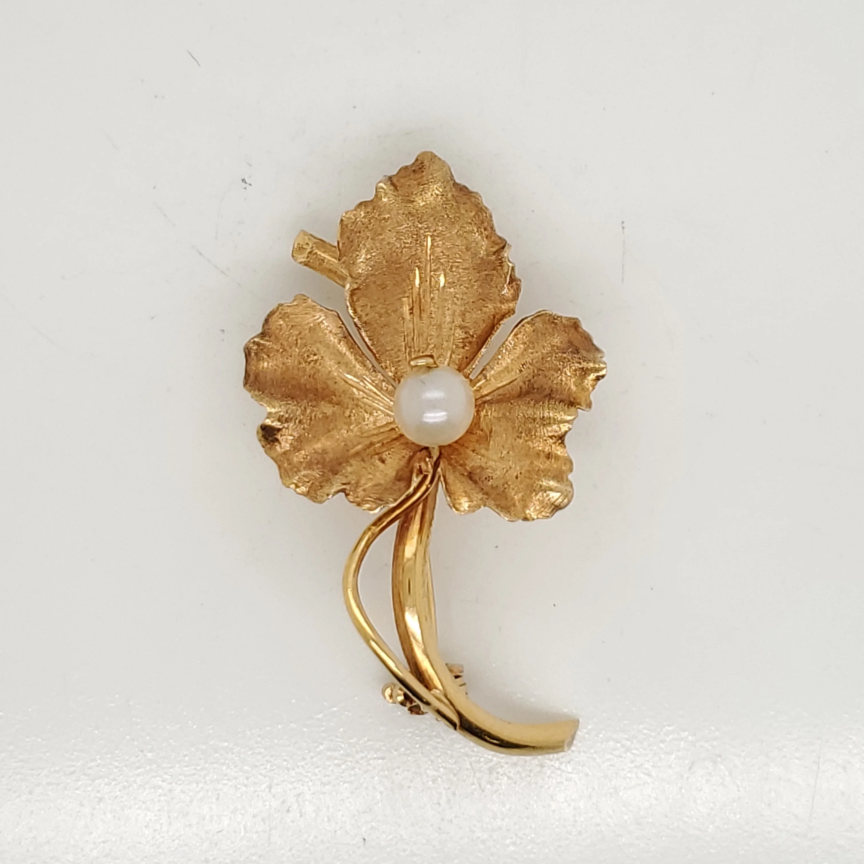 Vintage 18kt Yellow Gold Pearl Flower Brooch